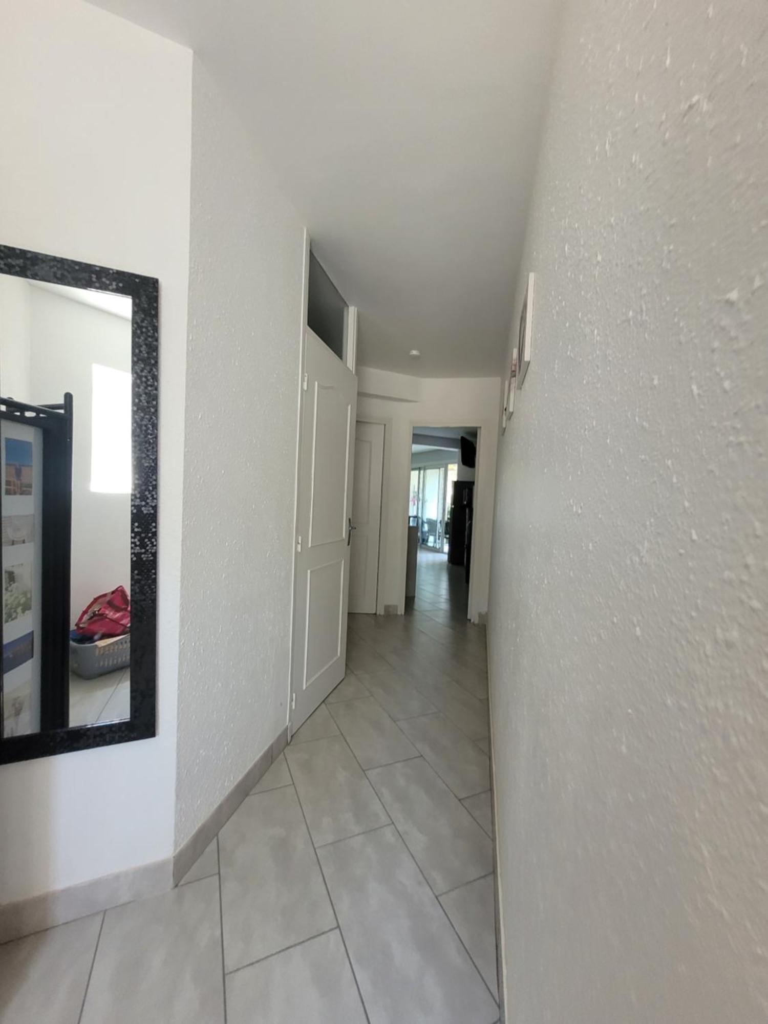 Apartment Haven: Private Garden & Secure Parking